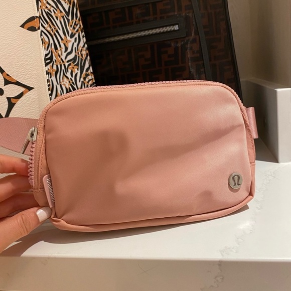 Lululemon everywhere bag